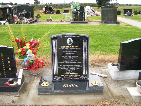 Rocked edge headstone on splay base